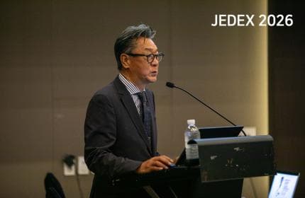 이노디테크 — 이노디테크 주보훈 대표가 JEDEX 2026에서 'AI 진단결정지원 시스템을 적용한 투명교정치료'를 특강하는 현장 사진으로, 회사의 핵심 제품·기술·대표를 직접 보여줘 투자 유치 기사의 서사와 부합